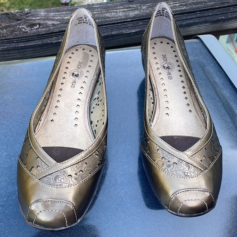 Womens Duck Head Shows Sz 9M Style “Judy” Gold/Brass Tone Low Heal Flats Stylish